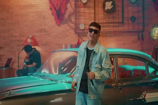 Lirik dan makna lagu Adoh Denny Caknan, menggambarkan kerinduan mendalam
