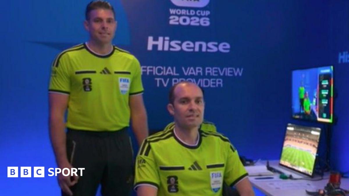 Wasit VAR Shaun Evans menjelaskan gerakan tangan kontroversial